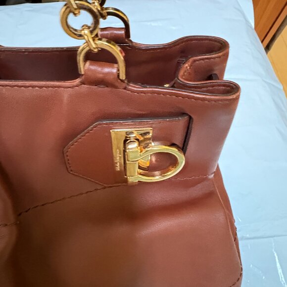 Ferragamo Gancini Brown Leather Shoulder Bag W Gold Hardwear Sz Med $3400 - Picture 8 of 16
